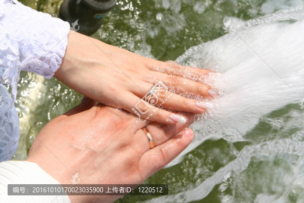 帶結(jié)婚戒指的手