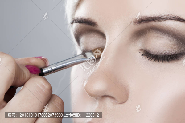有她的化妝的女人