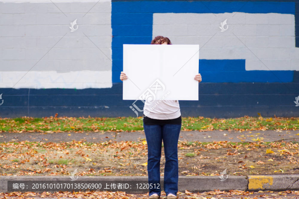 拿著白色的標志
