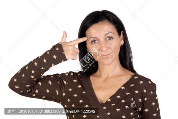 在受到威脅的憤怒的年輕女人