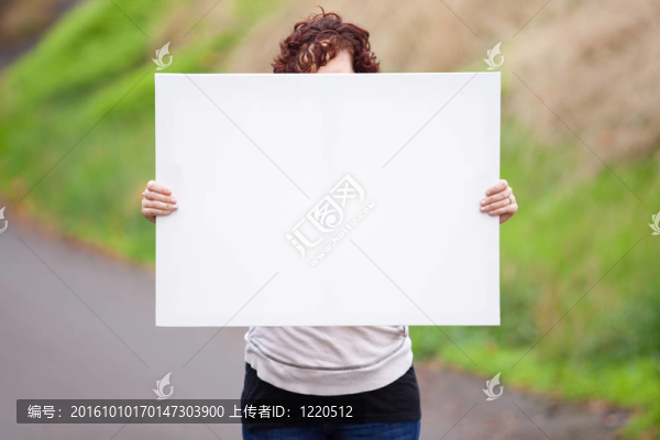 拿著白色的標(biāo)志