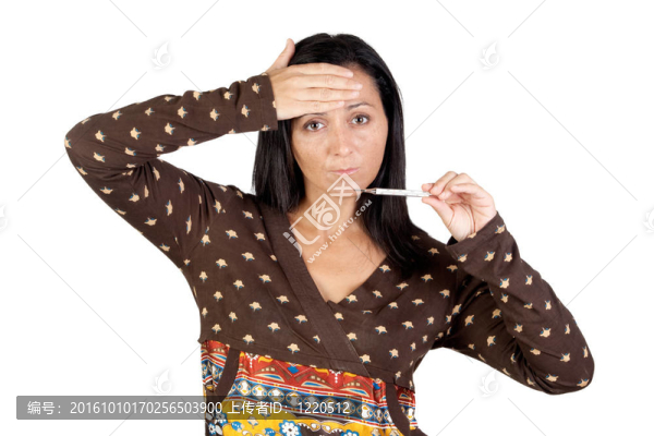 帶溫度計的生病的女孩