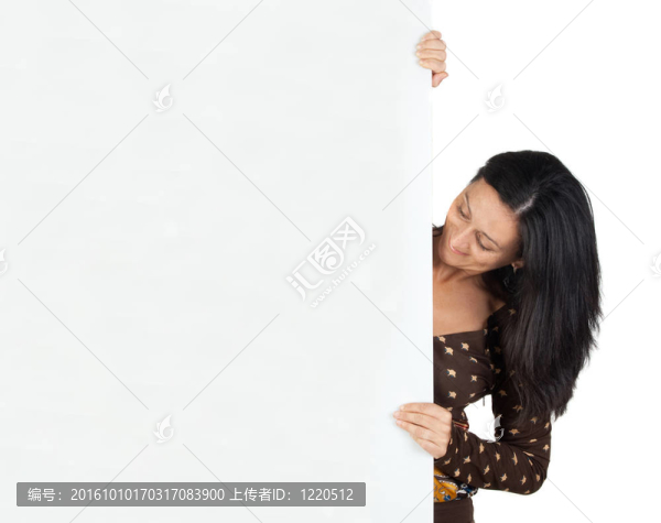有吸引力的女孩與空白海報