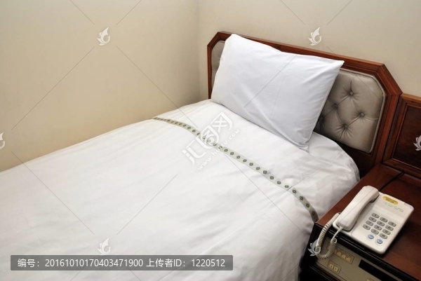 床邊桌子和床