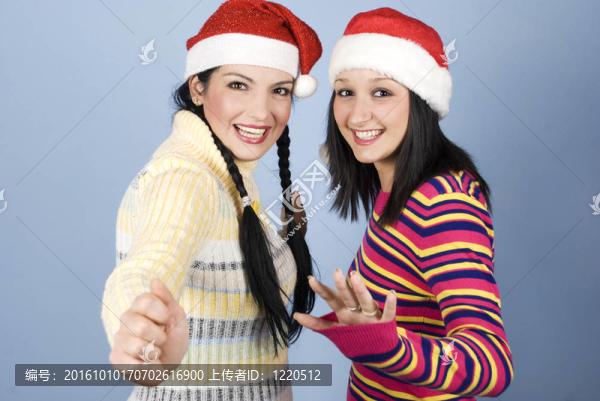 兩個(gè)笑的女孩與Santa帽