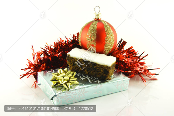 裝滿禮物的圣誕蛋糕；玩具和Tinsel