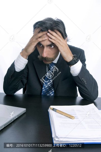 沮喪的；沮喪的商人在他的桌子上