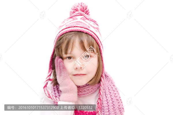 小女孩戴帽子和手套孤立在白色