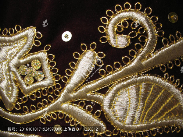 天鵝絨上的黃金刺繡。手工制作的