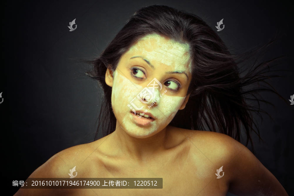 化妝師做面具的女孩。面部按摩。