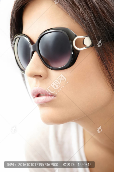戴太陽眼鏡的女孩
