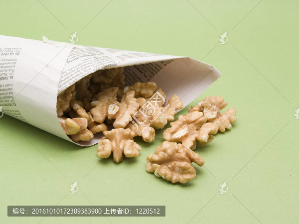 帶堅果的報紙錐
