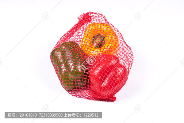 黃綠色和紅辣椒在紅色字符串袋