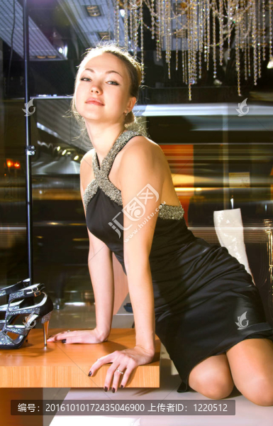 靠近商店櫥窗的女人