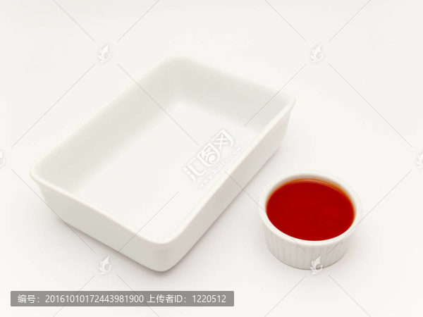 白色的陶制容器