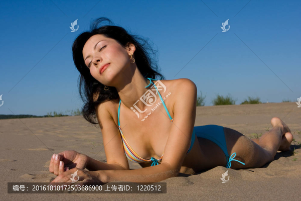 在海灘上放松