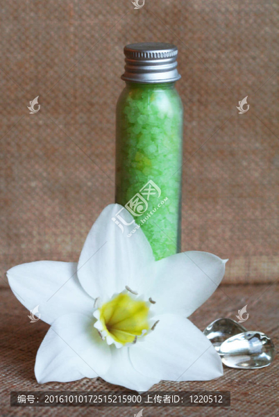 幾瓶海鹽和白色的花