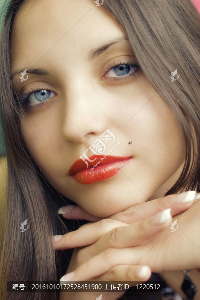 年輕漂亮的黑發(fā)女人的臉