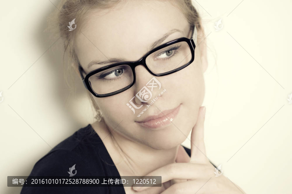 光背景眼鏡上的女孩