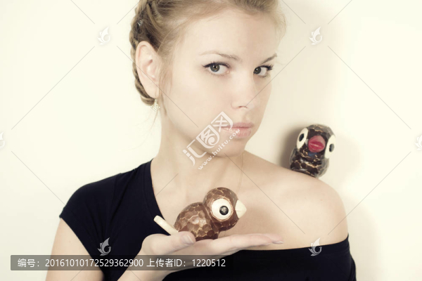 金發(fā)女孩與玩具鳥