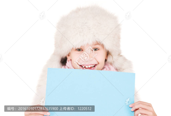 帶著空板的冬帽女孩