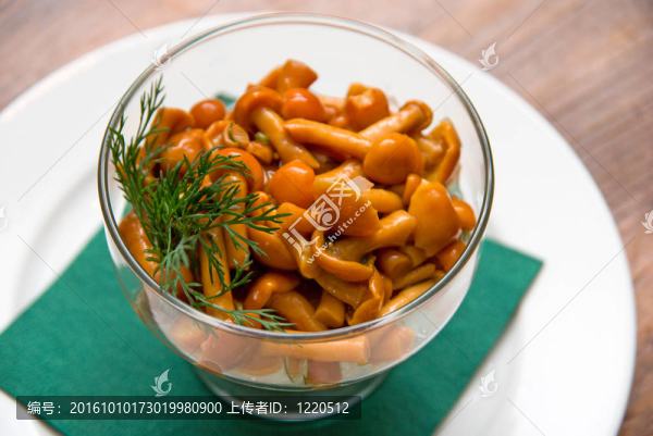 靠近木耳蜂蜜菜