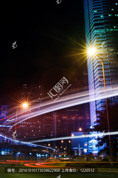 燈光與運動模糊的摩天樓夜景
