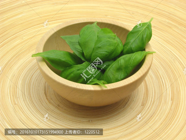 在竹片羅勒木碗