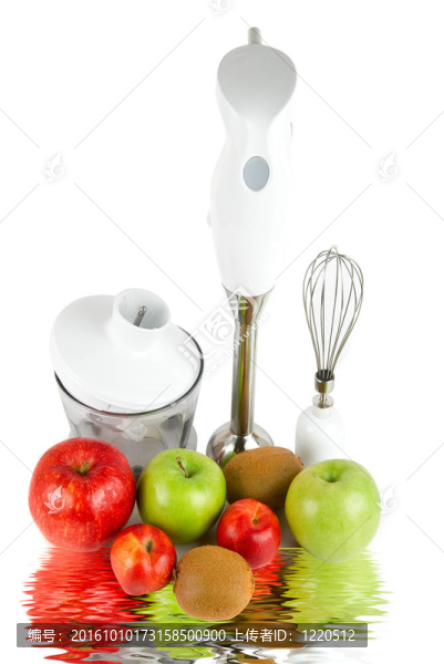 成熟的水果和果汁機