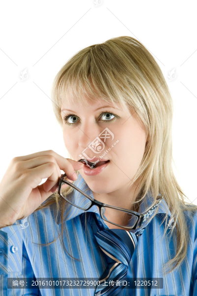 思想美麗的女人帶著墨鏡
