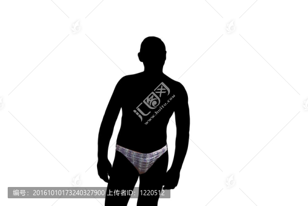 男子穿著短褲游泳