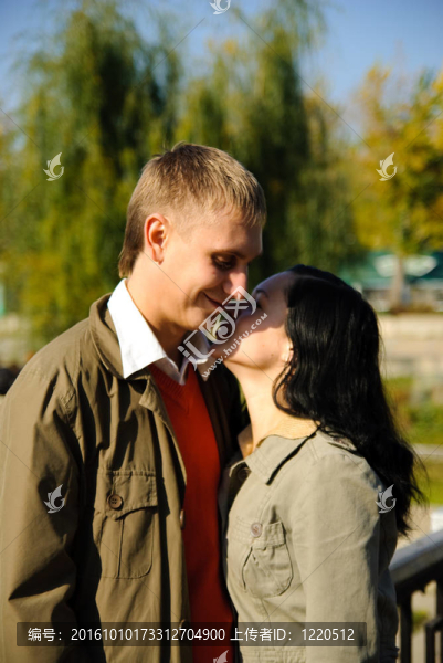 年輕的女人對男人的耳朵低語