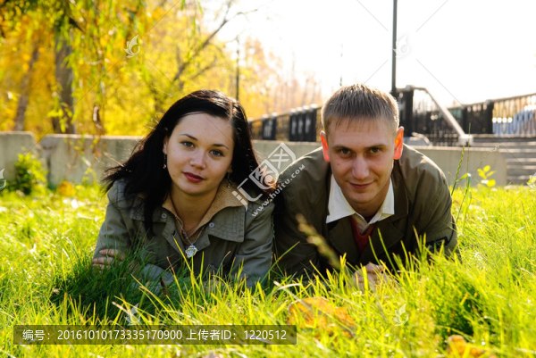 年輕夫婦躺在草地上