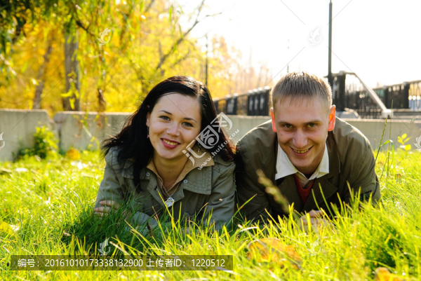 年輕夫婦躺在草地上