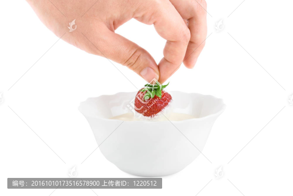 手與草莓