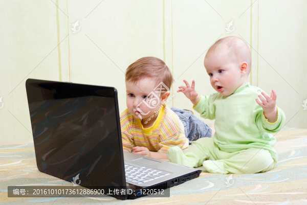 小女孩和男孩使用筆記本電腦。