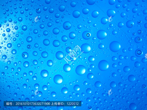 藍色背景上的水滴