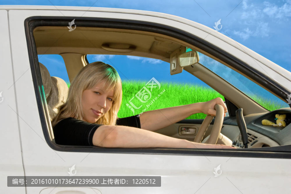 年輕女子駕駛