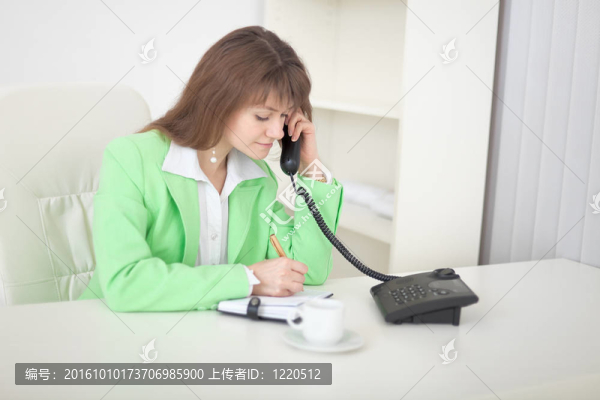 秘書用電話在筆記本上記錄