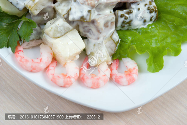 沙拉海鮮。tunec；蝦；蔬菜。