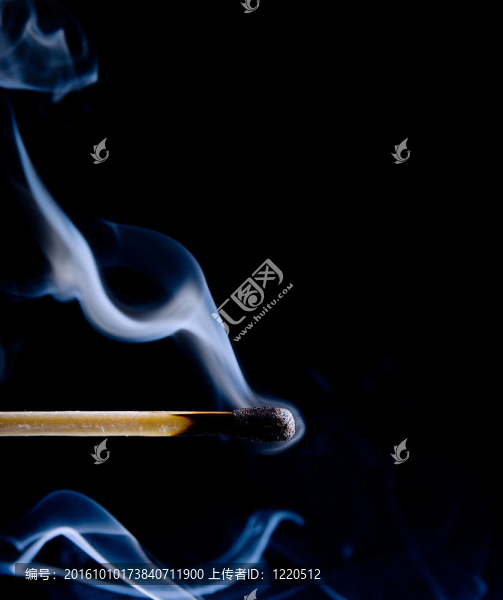 木制火柴燃燒在黑色