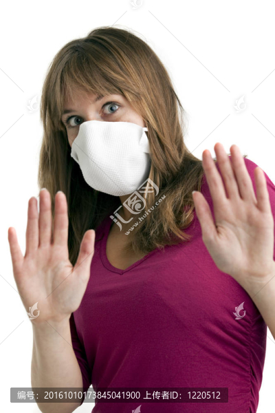 驚恐的年輕婦女戴著保護(hù)面罩保護(hù)她遠(yuǎn)離豬流感
