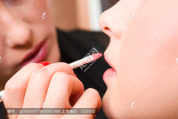 這女孩的嘴唇用紅色唇膏美容師。