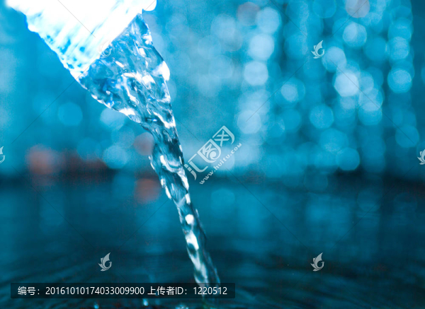 具有創(chuàng)造性的飛濺水的瓶子。