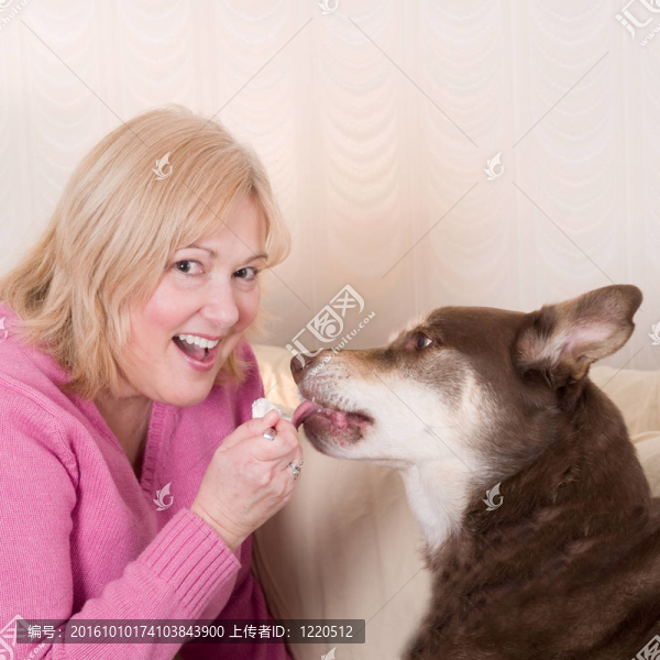 粉紅色唇膏中的成熟女人
