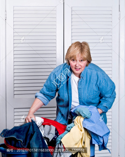 成熟的女人在洗衣服