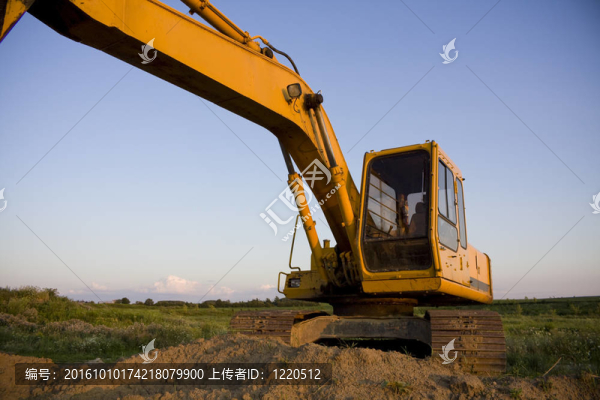 俯瞰農(nóng)場(chǎng)的挖掘機(jī)