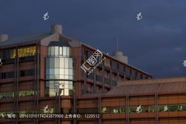 在查林十字日落現(xiàn)代化的辦公大樓；格拉斯哥；蘇格蘭；英國；歐洲。