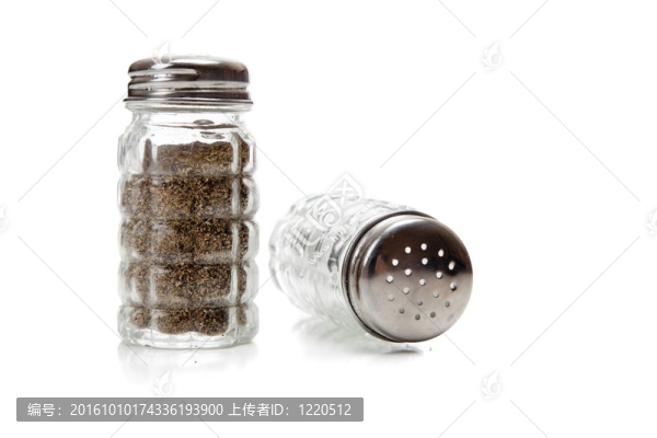 白色水晶鹽和胡椒粉