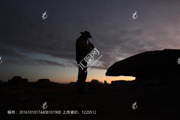納瓦霍人在演奏傳統(tǒng)樂器的剪影